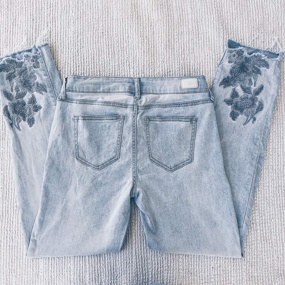 CELEBERTY PINK EMBROIDERED LIGHT WASH ANKLE JEANS